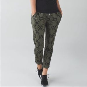 Lululemon Lightweight Cropped Joggers